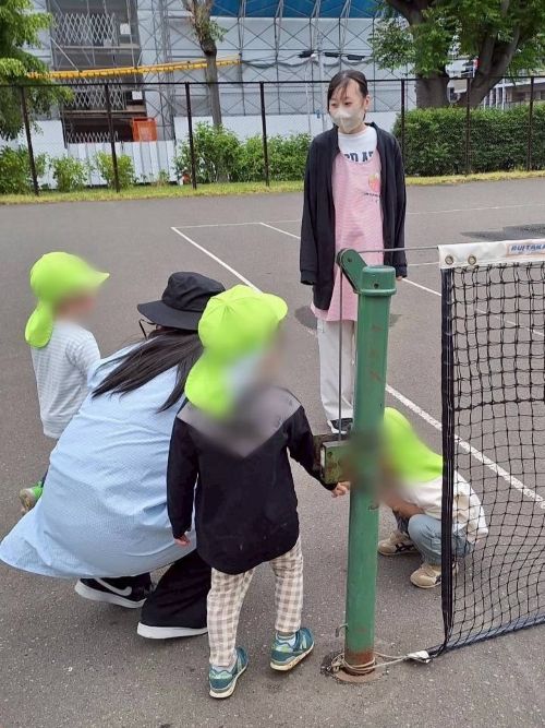 保育士を目指す専門学生の女の子と、保育園に通う園児たちの写真