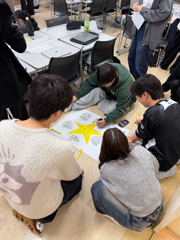 グループで協力して学ぶ学生たち