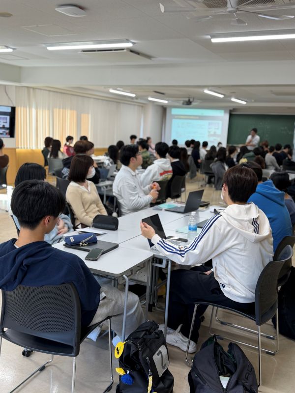 多職種連携授業でポスターを制作する学生たち